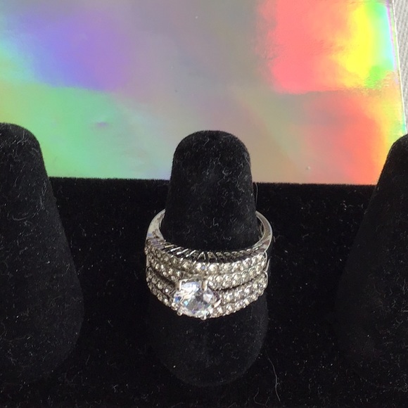 Gorgeous Bridal Ring - Picture 2 of 6